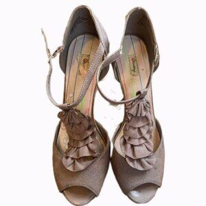 Olsenboye Women's Size 8.5M Peep Toe Ruffle High Heels Beige Ankle Chic Pumps